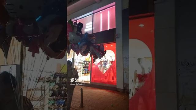 Кипр, Лимасол, вечер, продают воздушные шарики