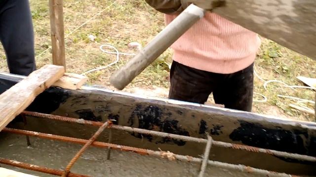 Заливка армопоясу свайно-ростверкового фундаменту. Львів 2015 смотреть онлайн