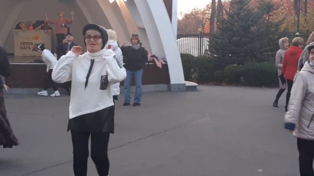 ТАНЦЕВАЛЬНЫЙ ВЕЧЕР В ПАРКЕ ГОРЬКОГО ХАРЬКОВ 2021 смотреть онлайн