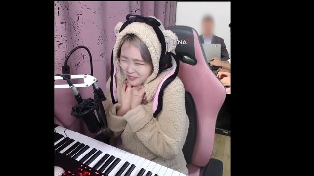 HAchubby tries OPPA KIYOMI DA HO HNN HNN смотреть онлайн