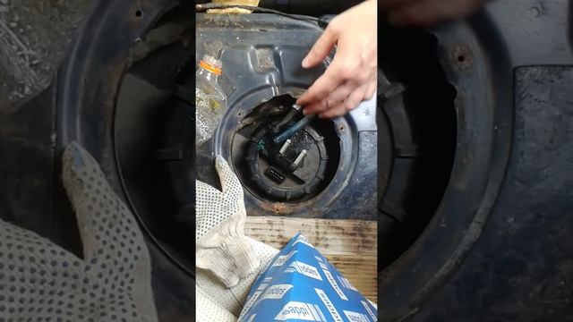 Замена топливного насоса GOLF III / How to Replace Fuel Pump on GOLF III Часть 1 разборка смотреть онлайн