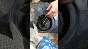 Замена топливного насоса GOLF III / How to Replace Fuel Pump on GOLF III  Часть 1 разборка