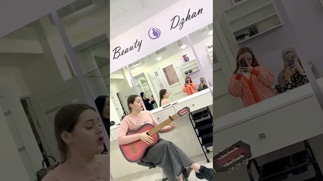 Рузана Оздиева. Чеченка играет на гитаре. 1уьйре йите д1аг1о вайша смотреть онлайн