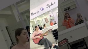 Рузана Оздиева. Чеченка играет на гитаре. 1уьйре йите д1аг1о вайша