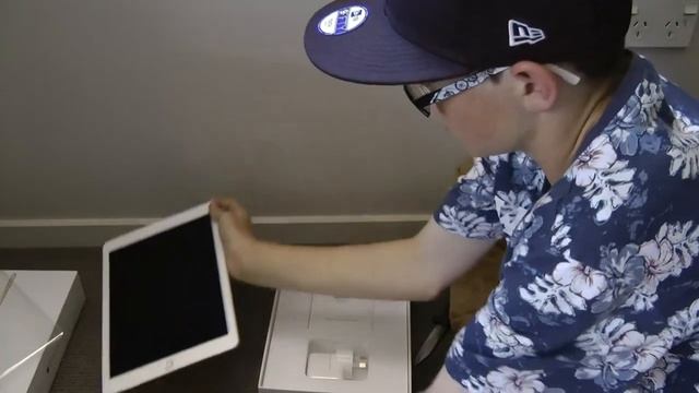 Ipad air 2 (Gold) unboxing смотреть онлайн