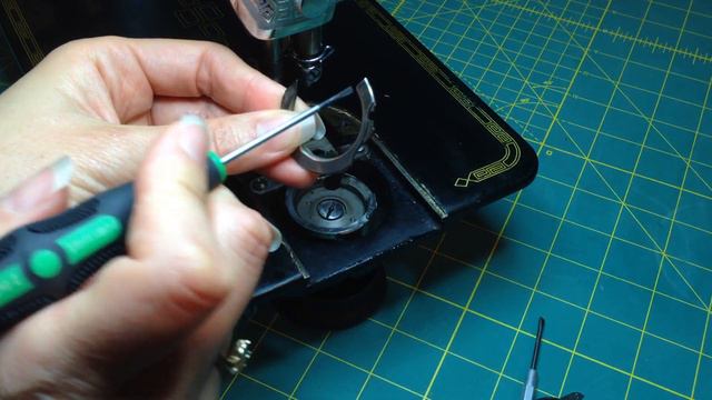 Removing the bobbin case from a Singer 201 смотреть онлайн