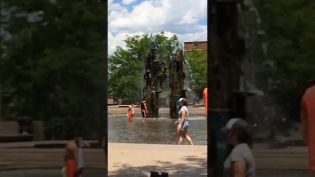 Купаемся в фонтане. Я в Америке смотреть онлайн