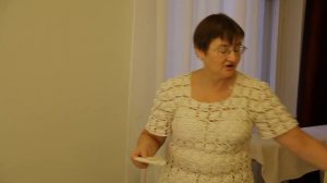 5 способов украсить стулья к Новому году своими руками (новогодние декор чехлов на стулья).