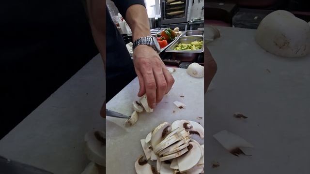 Режем шампиньоны правильно и быстро смотреть онлайн