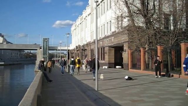 Деспасито в исполнении уличного скрипача в Москве смотреть онлайн
