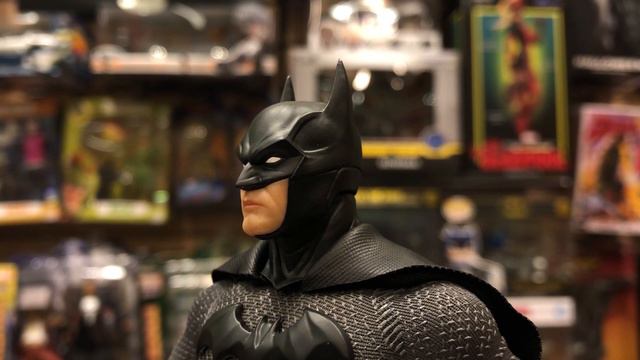 Обзор фигурки Бэтмена — Mezco 1/12 Batman Sovereign Knight Review