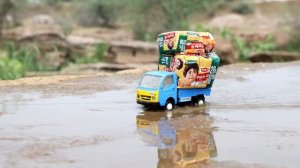 Машинки возят печенье на пляже