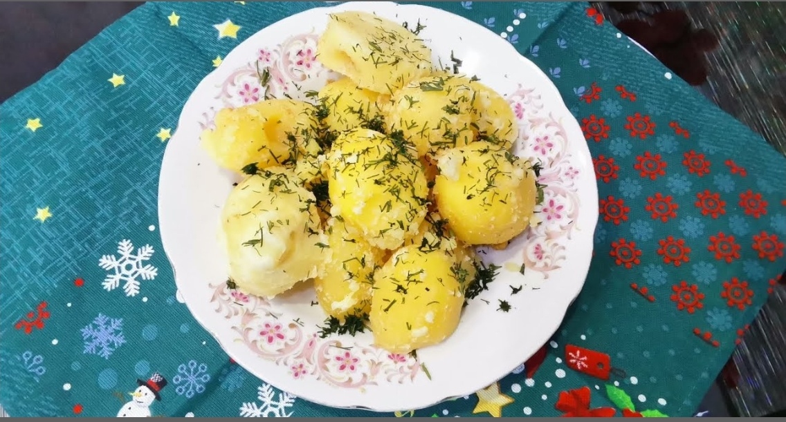 картофель к столу, с чесноком и сливочным маслом. Объединение. potatoes for the table.