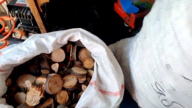 Используем вместо щепы при копчении.