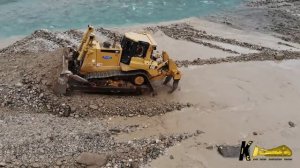 БУЛЬДОЗЕР CATERPILLAR D8T РАБОТАЕТ В РЕКЕ