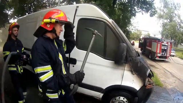 Черкаси: рятувальники ліквідували пожежу автомобіля (ВІДЕО) смотреть онлайн