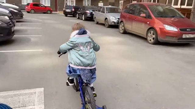 Везём детей в садик на велосипеде и коляске