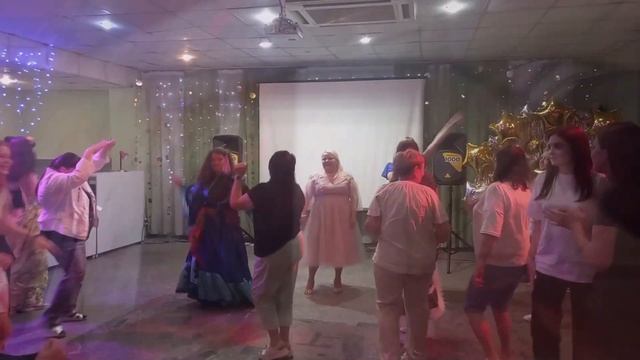 Супер!!! Женщина поставила палочку и пустилась в пляс! смотреть онлайн