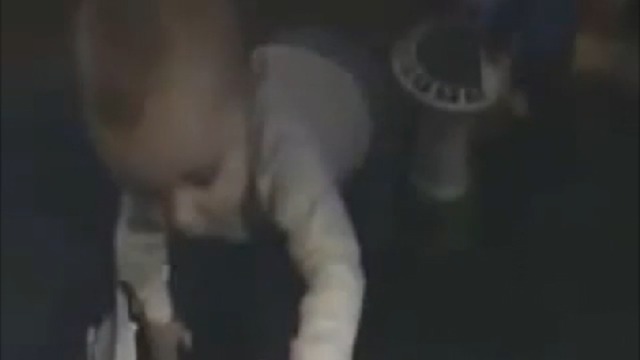 Малыш пукнул и испугался смотреть онлайн