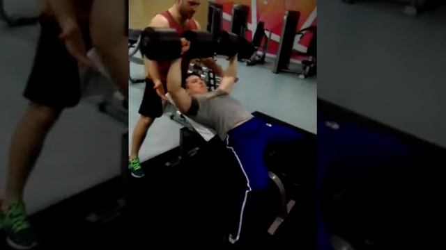 Жим гантелей (45кг) от груди на наклонной скамье (30°), лежа смотреть онлайн