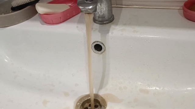 Ржавая вода течет жителям домов в Октябрьском районе г. Саранска