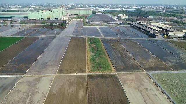 大片農田邊，有個電弧爐煉鋼廠龐大的爐碴堆置區。 20200205-1 смотреть онлайн