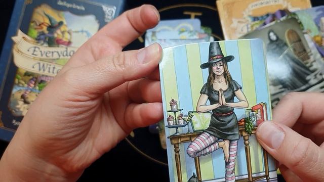 Распаковка колоды Everyday Witch tarot Повседневное таро ведьм смотреть онлайн