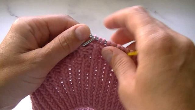 КРАСИВАЯ ШАПОЧКА ПРОСТЫМ И СОВСЕМ НЕ СЛОЖНЫМ УЗОРОМ СПИЦАМИ. смотреть онлайн