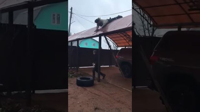 Монтаж поликарбоната на металлический навес, прикол)