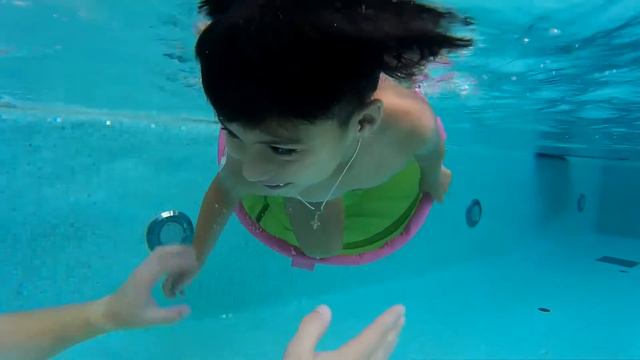Семья под водой ныряет смотреть онлайн