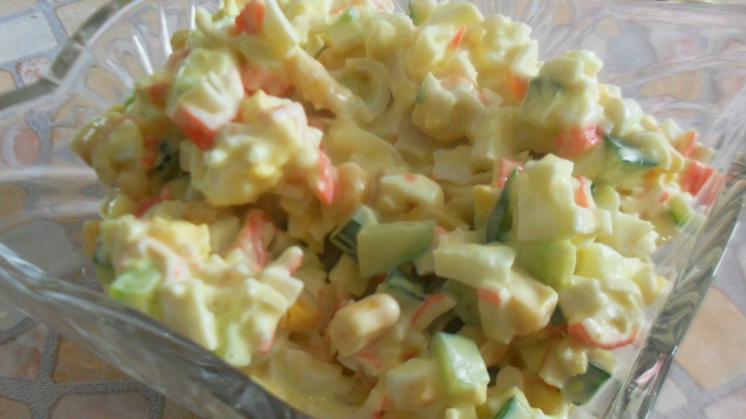 Крабовый салат. Салат с кукурузой и свежим огурцом смотреть онлайн