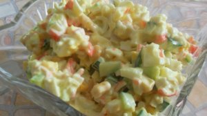 Крабовый салат. Салат с кукурузой и свежим огурцом