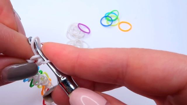 ПРОСТОЙ БРАСЛЕТ ИЗ РЕЗИНОК на крючке без станка | Easy Bracelet Rainbow Loom Hook Only смотреть онлайн