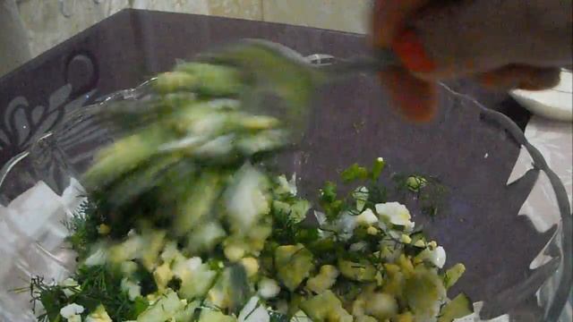 ЛЁГКИЙ ВЕСЕННИЙ САЛАТ из огурцов, яиц, кукурузы, зелени - со сметаной. Хороший и простой рецептх смотреть онлайн