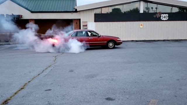 Donor Car Burnout set those tires on fire ? 1997 Ford Crown Victoria 4.6 V8 смотреть онлайн