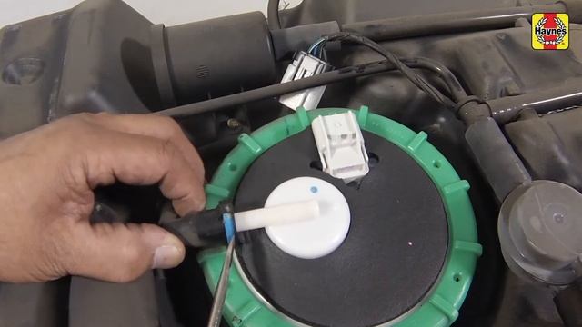 Chrysler PT Cruiser (2001 - 2010) - Replace the fuel pump смотреть онлайн