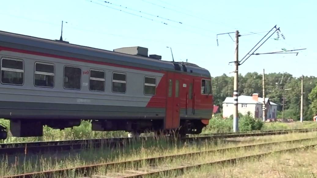 Электропоезд ЭД9Э-0010 сообщением Мыза - Суроватиха прибывает на ст. Ройка смотреть онлайн