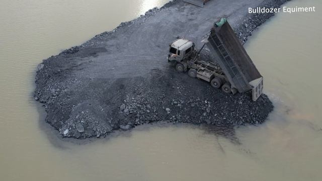 Dump Truck!! 25Ton Unloading Rock To Bulldozer Pushing Rock Do Road Cut Water Length 1889M Well don смотреть онлайн