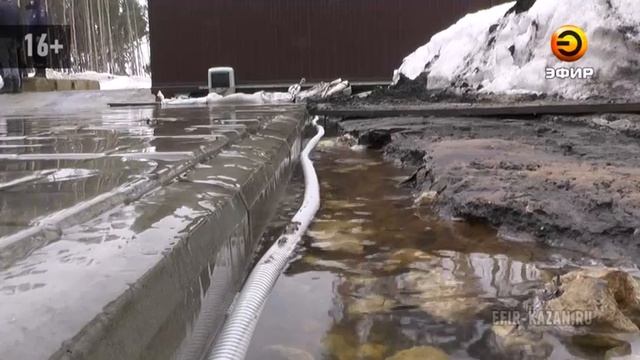 В пос.Нагорный пришла большая вода, которая затопила гаражи, бани и дома смотреть онлайн