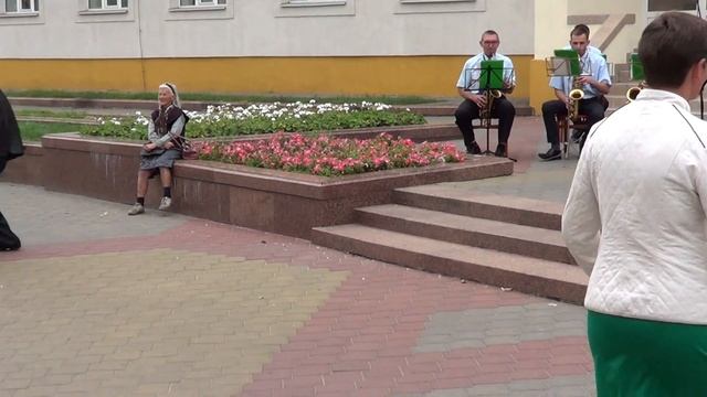 Вальс - Дунайские волны - танцуют на Советской смотреть онлайн