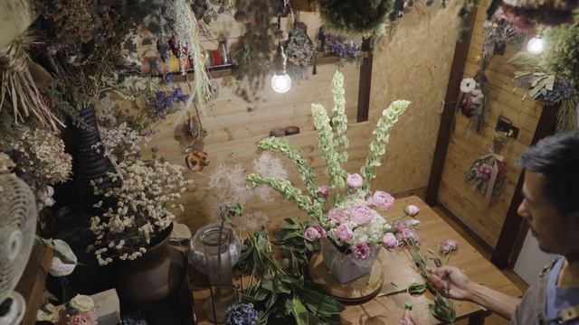 花屋vlog#31 シャクヤクとスノーボールでお供え用のフラワーアレンジメント制作【Peony And Viburnum Flower Arrangement Production】