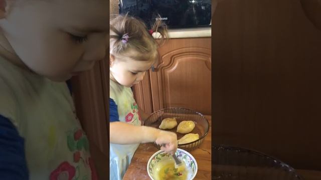 Печём пирожки на даче. смотреть онлайн