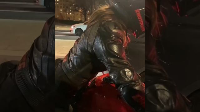опять танцует в пробке #мототаня девушка на красном мотоцикле смотреть онлайн