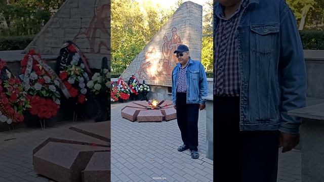 Самвел Паронян слепой поэт из Старой Руссы. Я родом из советского союза.