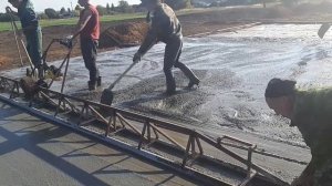 Заливка,выравнивание виброрейкой бетона.