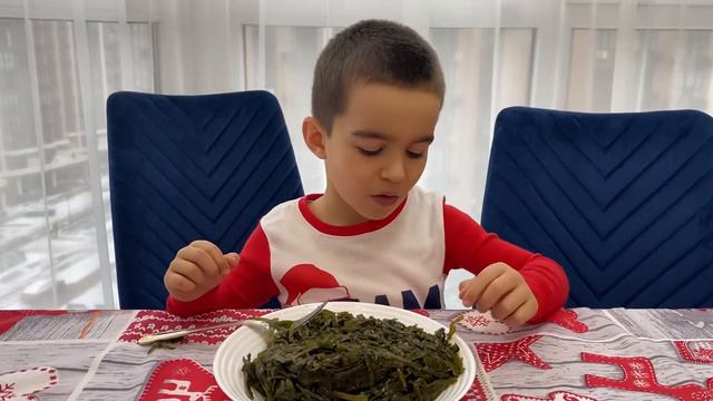 Давид пробует в первый раз морскую капусту морская капуста и дети учим кушать полезную еду смотреть онлайн