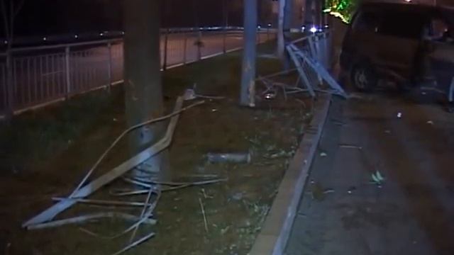 Микроавтобус на полном ходу влетел в металлический забор смотреть онлайн