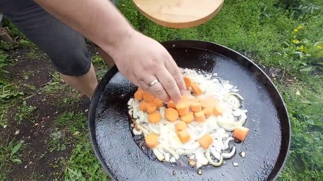 СУПЕР ТУШЕННЫЕ ОВОЩИ В СКОВОРОДЕ НА КОСТРЕ смотреть онлайн