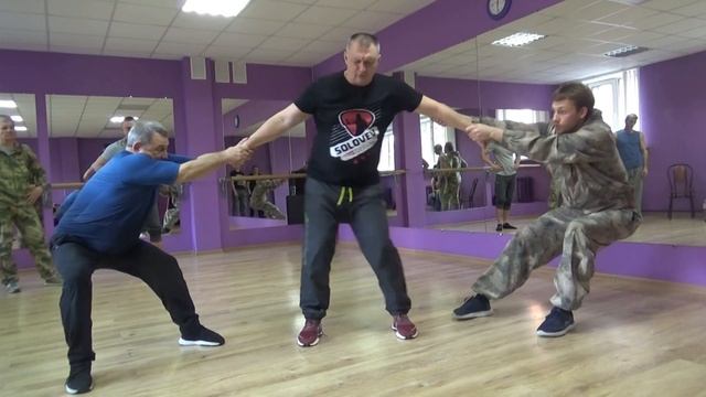 А . Соловьев Трое тянут за руку Наносят удары Перекрываемся Работа на ближнего Техника Принципы ... смотреть онлайн