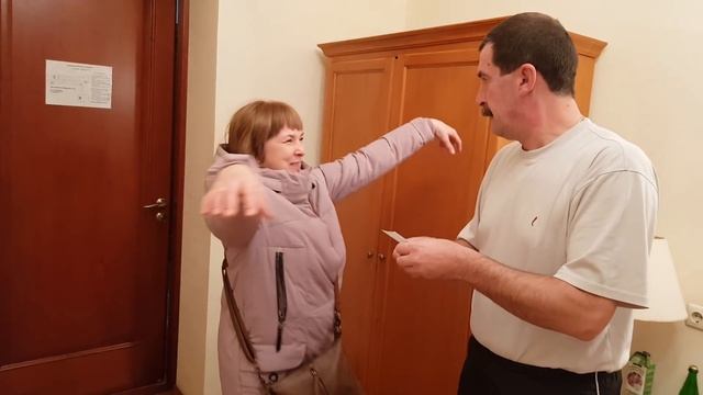 К дяде Вове неожиданно приехала мама Таня. смотреть онлайн